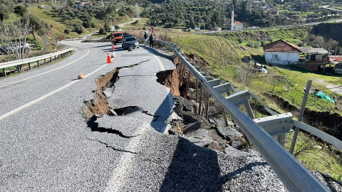 Aydın'da toprak kayması; kara yolu kısmen çöktü