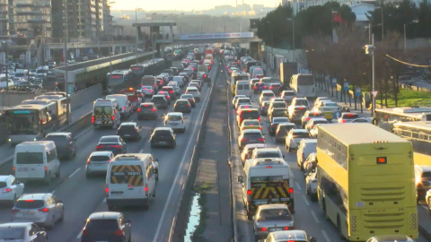 İstanbul - İstanbul'da ilk iftar öncesi trafik yoğunluğu yüzde 85'e ulaştı