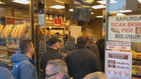 İstanbul - Beyoğlu'nda ilk iftar öncesi pide kuyruğu