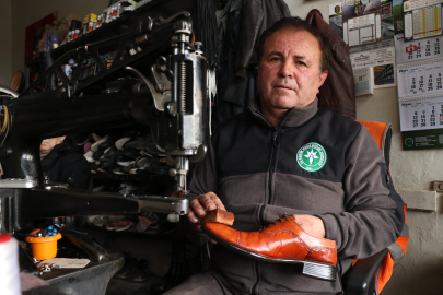 4 kızını zorlukla okutan ayakkabı tamircisi, üniversitedeki kız öğrencilerden ücret almıyor / Ek fotoğraflar