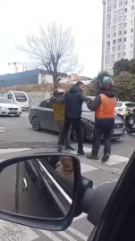 İstanbul- Ümraniye'de yol verme kavgasında silah çekti
