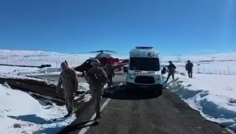 Kardan yolu kapalı mezradaki hasta, ambulans helikopterle hastaneye yetiştirildi