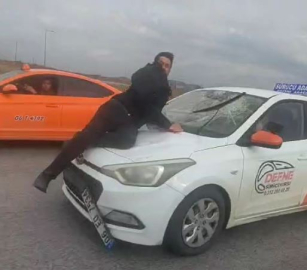 Sürücü kurusu eğitmeni, tartıştığı kişiyi kaput üzerinde 20 kilometre sürükledi