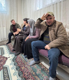 Çilem, özel gereksinimli abla ve ağabeyine hem annelik hem babalık yapıyor