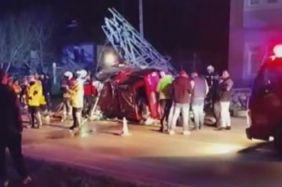 Yüksek gerilim hattı direğine çarpan kamyonetin sürücüsü ağır yaralandı