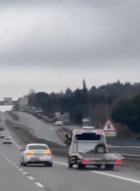 İstanbul - Tuzla’da sıkıştırdığı otomobile çarptı; sürücüyü darbeden çekici şoförü yakalandı