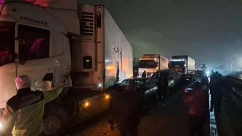 Sakarya’da Anadolu Otoyolunda 17 aracın karıştığı kazada 7 yaralı; Ankara yönü ulaşıma kapandı