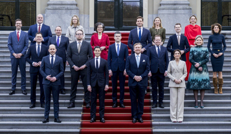 Hollanda'da yeni azınlık hükümeti yemin etti