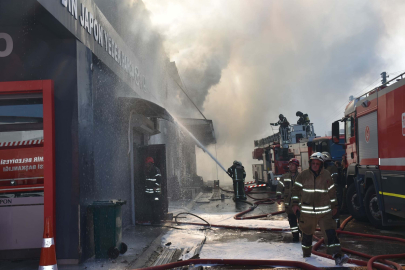 İzmir'de otomobil yedek parça dükkanında yangın (2)