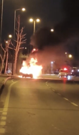 İstanbul - Kartal'da seyir halindeki otomobil alev alev yandı