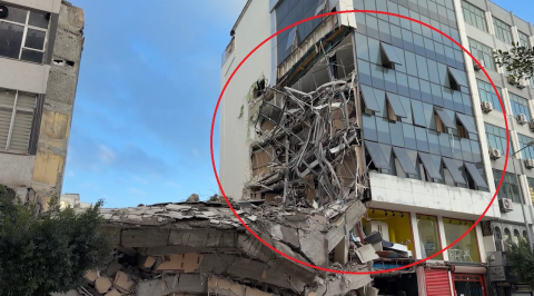 Kaldırımda yürüyen anne ile kızı, çöken binadan savrulan beton parçalarından kaçarak kurtuldu (2)