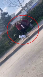 Bursa'da iki kadın dilencinin yanlarındaki bebeğe rağmen yer kavgası kamerada