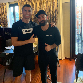 Ünlü futbolcuların berberi Şenol Erdoğan, Torino'da yoğun mesaide