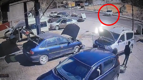 El freni çekilmeyen otomobil hareket edip kaldırıma çıktı, o anlar kamerada