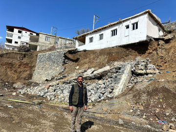 Yağış nedeniyle istinat duvarı çöktü, evin temeli ortaya çıktı