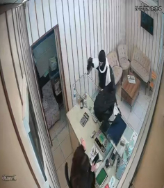 Dükkanına girdiği kuyumcunun çığlıkla panik butonuna bastığını görüp kaçtı