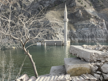 Baraj suları çekildi, ortaya çıkan köyde anılar tazelendi