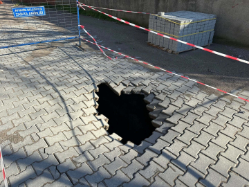 Çanakkale'de sağanak nedeniyle yol çöktü