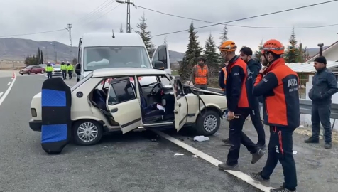 Yolcu minibüsü ile otomobil çarpıştı: 1’i ağır 4 yaralı