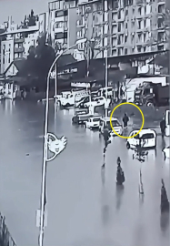 Kaldırımda yürürken su dolu çukura düştü