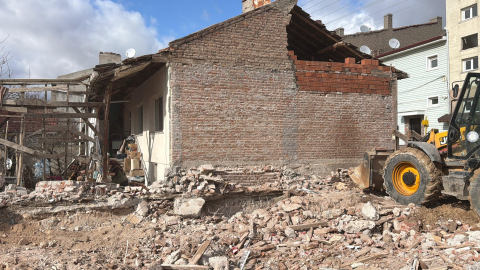 Yol genişletme çalışması sırasında evin bahçe duvarı yıkıldı