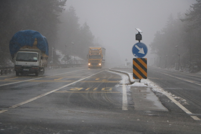 Bolu Dağı'nda hafif kar yağışı ve sis