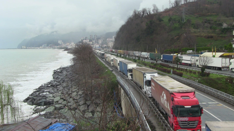 Artvin’de TIR kuyruğunda iftar sofrası kuruldu