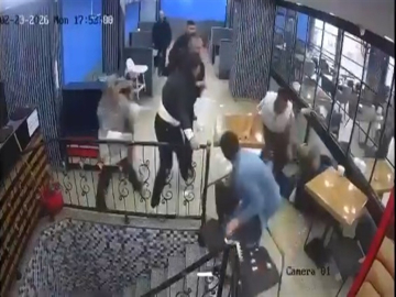 Masa ve sandalyelerle birbirlerine saldırdılar, aralarında para toplayıp masrafı ödeyince serbest kaldılar