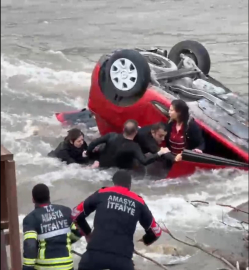 Hafif ticari araçla çarpışan otomobil, nehre uçtu; anne ile kızı yaralı