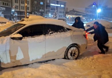 Erzurum'da kar yağışı etkili oldu; araçlar kara gömüldü / Ek fotoğraflar
