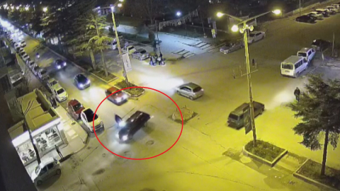 Motosikletin otomobile çarptığı kaza kamerada