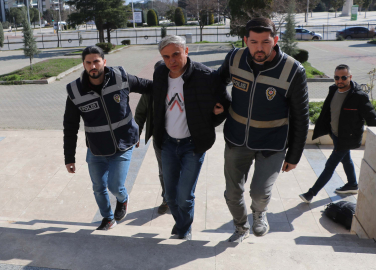 Sigara içtiği için tartıştığı eşini 13 bıçak darbesiyle yaralayan şüpheli tutuklandı