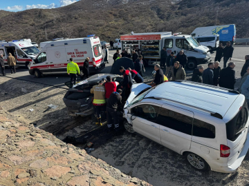 Otomobil ile hafif ticari araç çarpıştı: 2 ölü, 2 yaralı