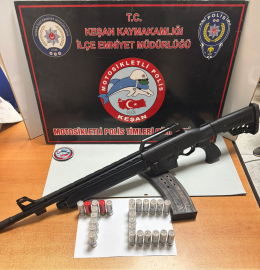 Sırtında taşıdığı halının içerisinde sakladığı ruhsatsız av tüfeğiyle yakalandı