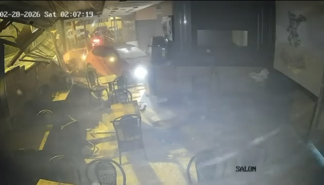 İstanbul - Üsküdar'da otomobil börekçiye uçtu