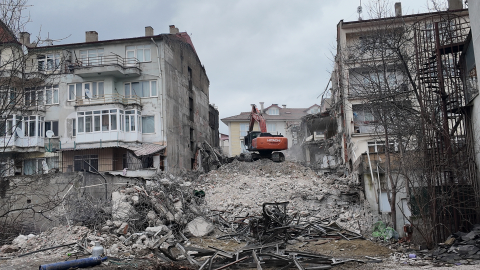 Yıkım sırasında bitişik binadaki dairenin yatak odasının duvarı yıkıldı