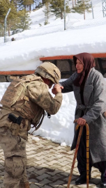 Elleriyle ördüğü çorapları 2 yıldır Mehmetçik’e gönderiyor