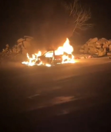 Kozan-Feke Karayolunda otomobil alev alev yandı