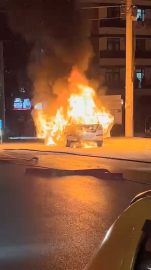 Kocaeli’de otomobil alev alev yandı