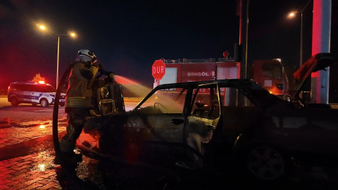 Bingöl’de sanayide çalıştırılmak istenen otomobil yandı