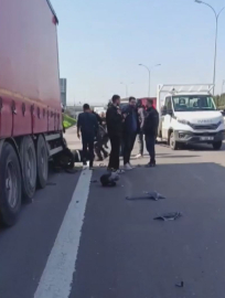 İstanbul- Sultanbeyli TEM Otoyolu'nda motosiklet TIR'a çarptı