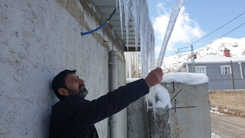 Termometreler eksi 18’i gördü, binalarda 3 metrelik buz sarkıtları oluştu