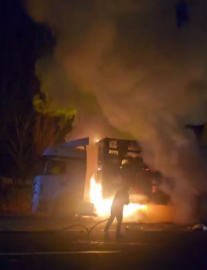 Pamuk yüklü TIR yandı