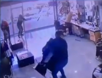 Berberin yaralandığı silahlı saldırı kamerada