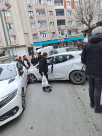 İstanbul- Sultangazi'de yol verme tartışmasında hafif ticari araç otomobile çarptı; kaza kamerada