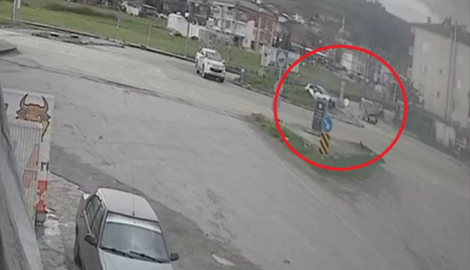 Otomobil ile hafif ticari aracın kavşakta çarpıştığı kaza kamerada