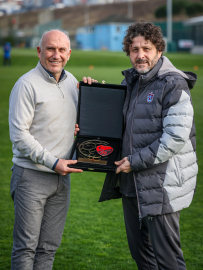 Trabzonspor Teknik Direktörü Fatih Tekke’ye TFF’den sosyal sorumluluk ödülü