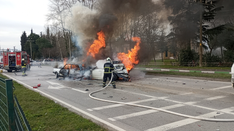 Samsun'da 6 aracın karıştığı kaza sonrası yangın çıktı; 3 yaralı