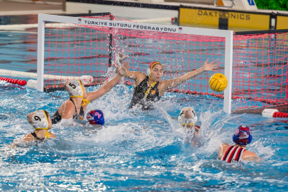 Göztepe’nin sutopunda Avrupa zaferine Başkan Tugay da eşlik etti