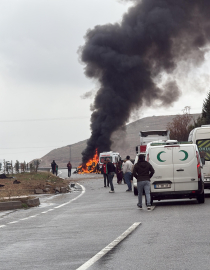 Batman'da refüje çarpan otomobil yandı; 2 yaralı